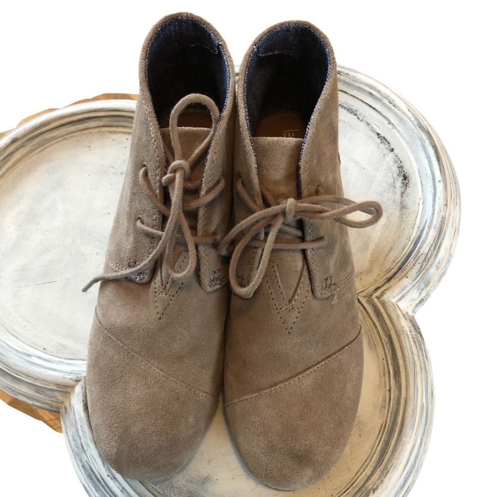 TOMS DESERT WEDGE BOOTIES‎ 5.5